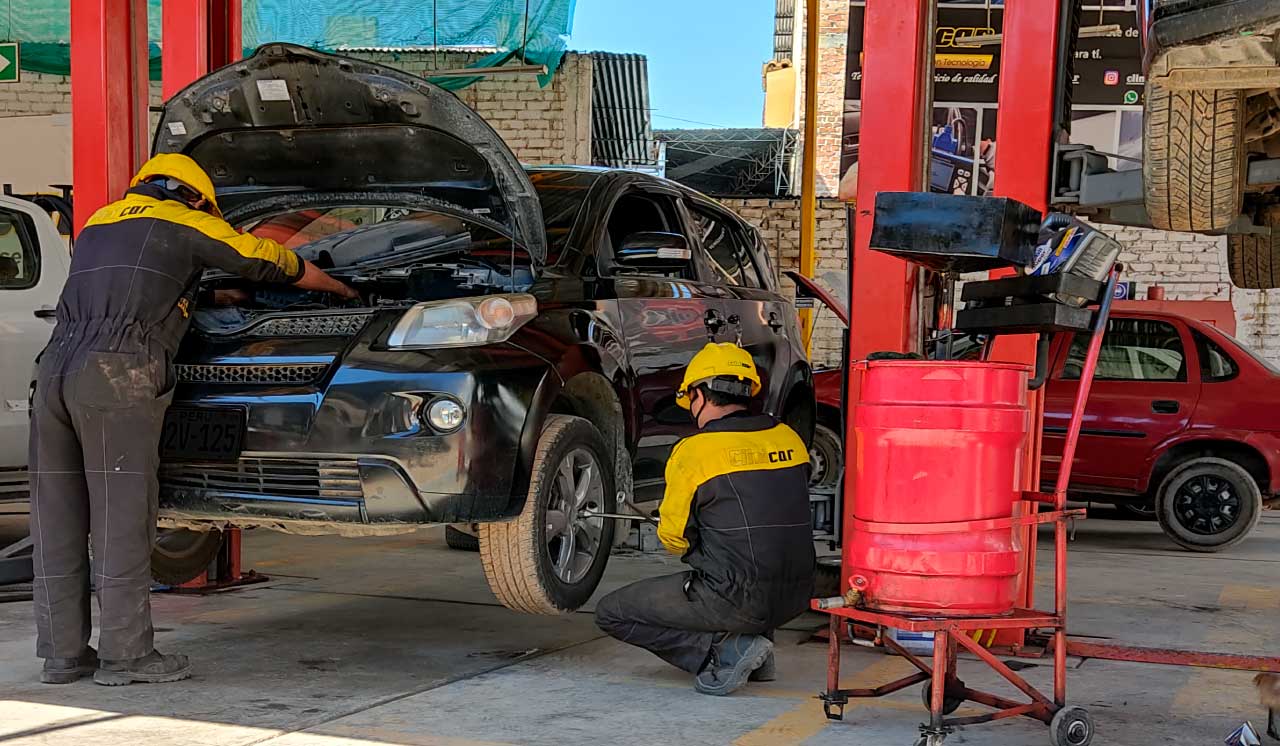 trabajando en equipo en nuestro taller automotriz Cajamarca
