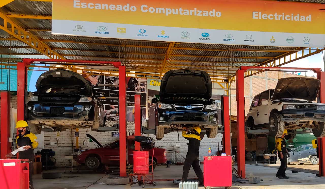 trabajo-en-equipo-en-nuestro-taller-automotriz-Cajamarca