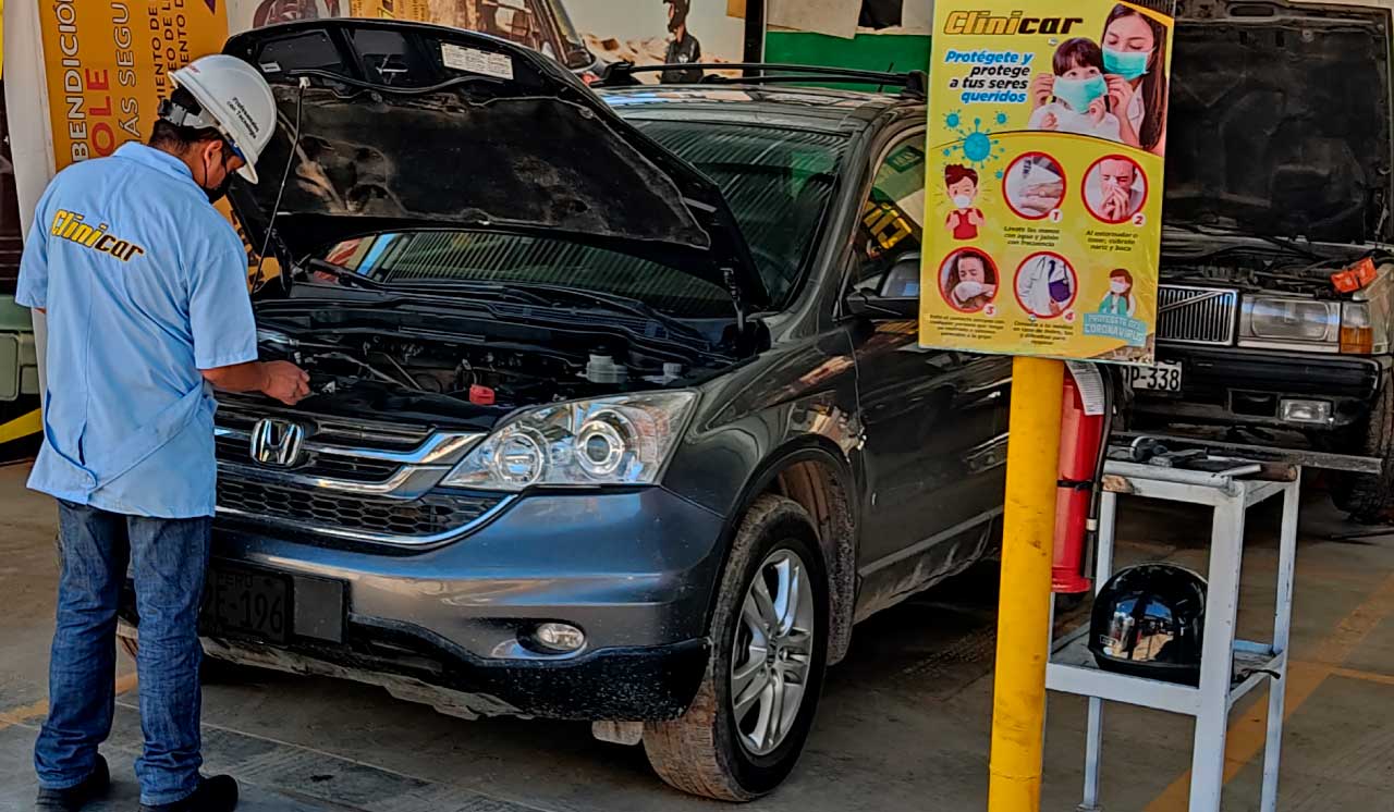 Revisión de estado de vehículo en nuestro taller automotriz Cajamarca